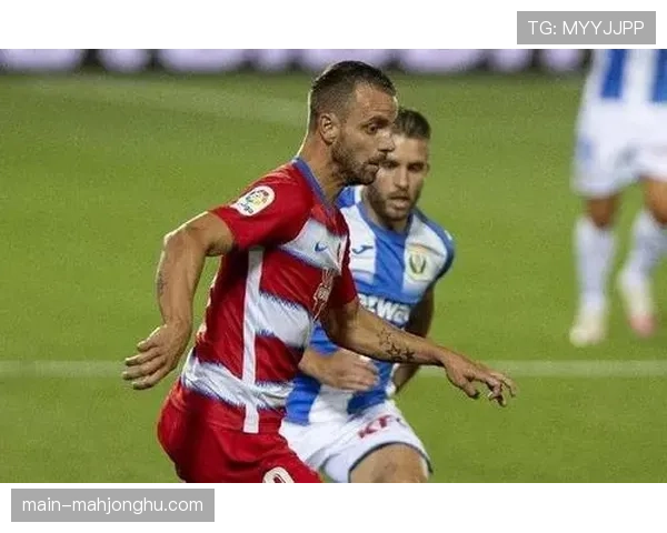 特写：终场哨响，格拉纳达球员瘫坐草地，保级希望愈发渺茫